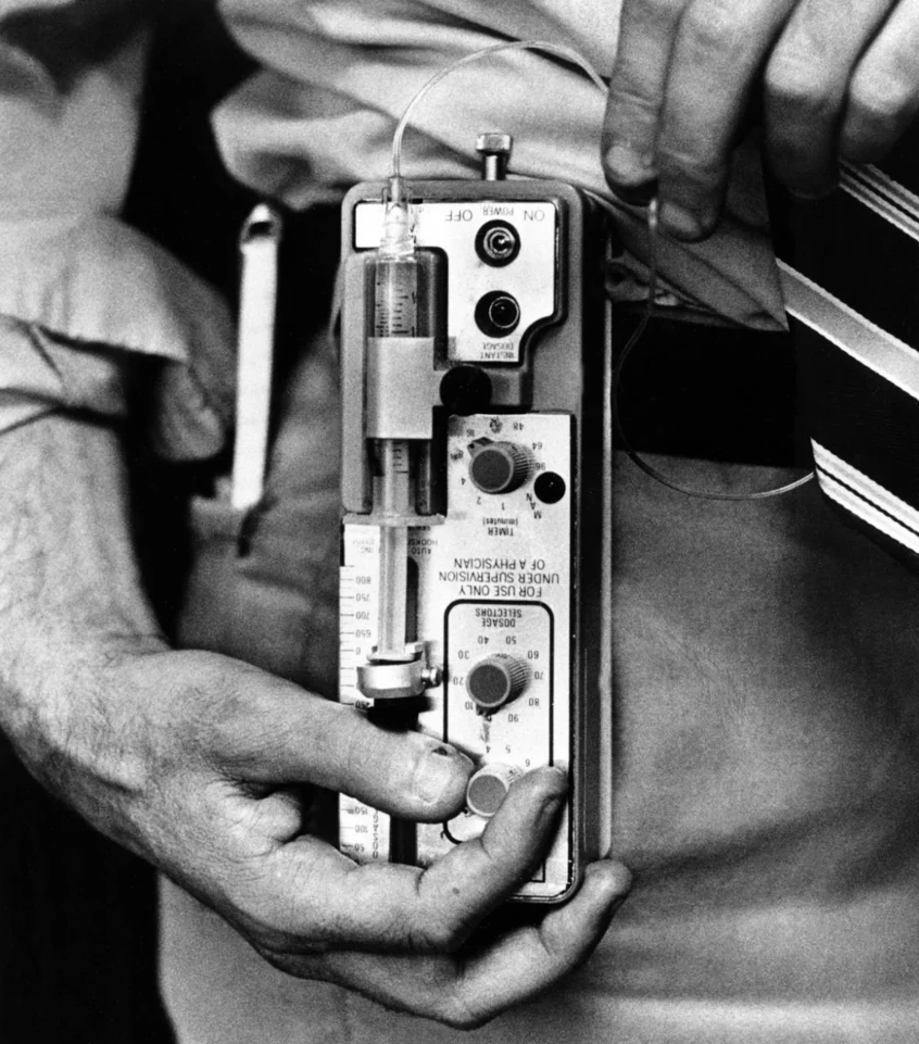 Patrick Connolly, ein an Diabetes erkrankter Associated Press-Reporter, stellt eine an seinem Gürtel befestigte Insulinpumpe ein