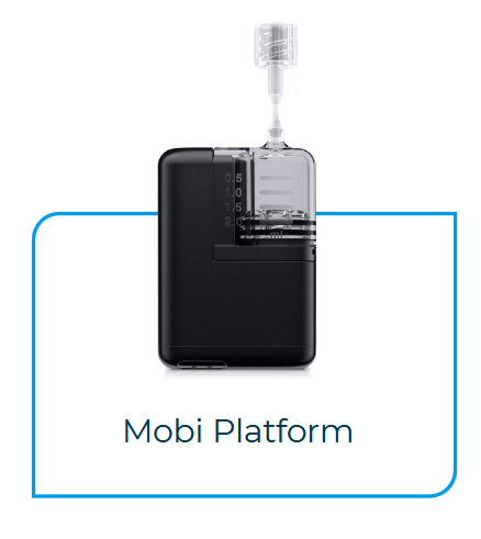 Czarna pompa insulinowa Mobi Platform z przezroczystym zbiornikiem i złączem na białym tle.